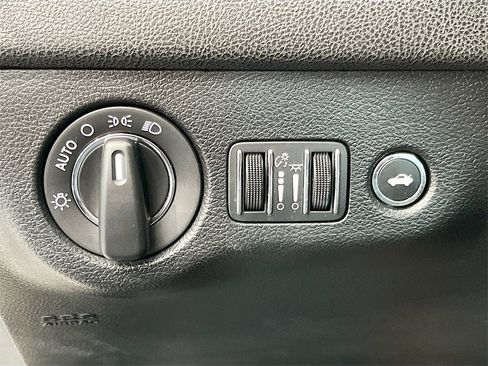 Used 2022 Chrysler 300 Touring w/ Sport Appearance Package image 10