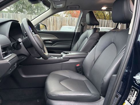Used 2025 Toyota Grand Highlander LE image 23
