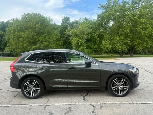Used 2018 Volvo XC60 T5 Momentum w/ Vision Package AWD/4WD image 4