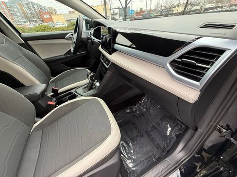 Used 2025 Volkswagen Taos SE FWD image 42