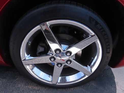 Used 2005 Chevrolet Corvette Coupe w/ Preferred Equipment Group RWD image 16
