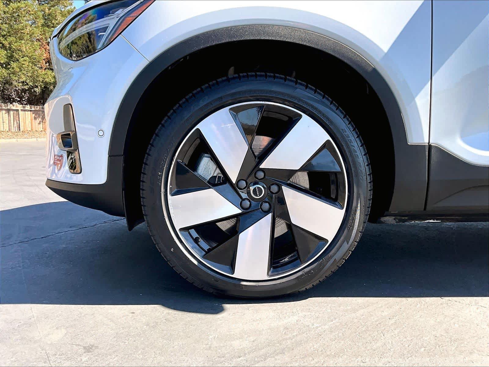 Used 2023 Volvo XC40 Recharge Ultimate AWD/4WD image 12