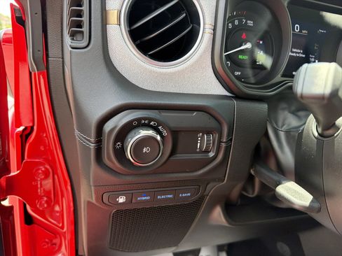 Used 2025 Jeep Wrangler Unlimited Sahara AWD/4WD image 17