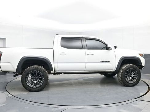 Used 2019 Toyota Tacoma TRD Off-Road w/ Technology Package image 15