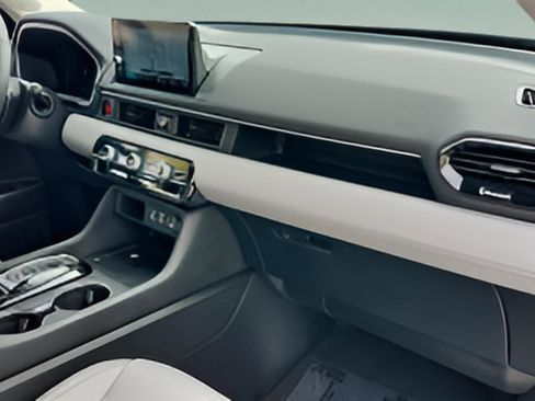 Used 2025 Honda Pilot Touring image 28