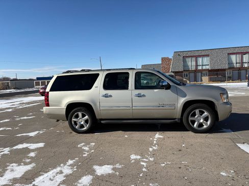 Used 2014 Chevrolet Suburban LTZ image 6