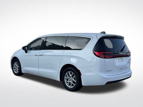 Used 2024 Chrysler Pacifica Touring-L image 8