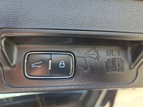 Used 2023 Ford Explorer Limited image 21