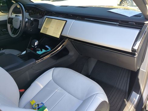 Used 2025 Land Rover Range Rover Sport Dynamic SE image 11