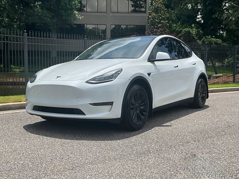 Used 2023 Tesla Model Y Long Range AWD/4WD image 1