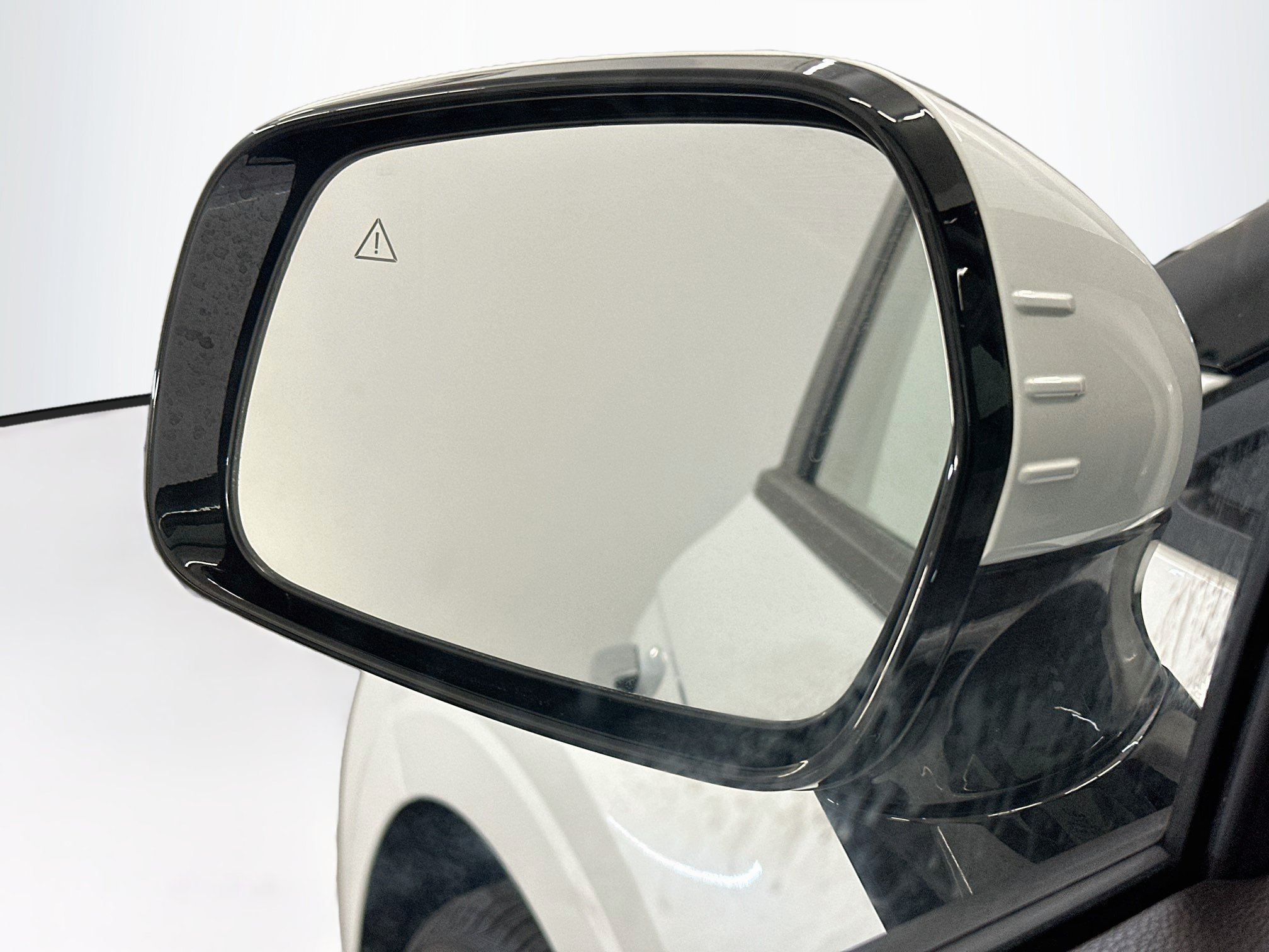 Used 2025 Kia Carnival FWD image 16