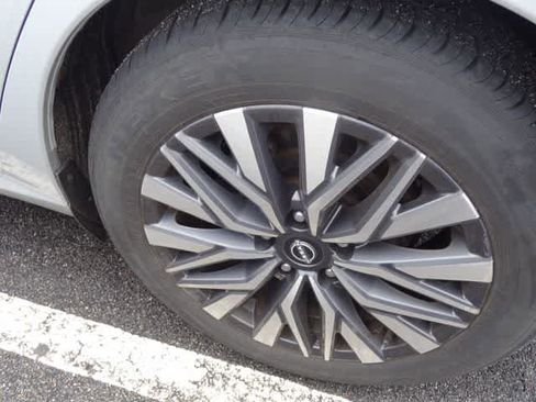 Used 2023 Nissan Altima 2.5 SV FWD image 12
