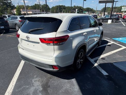 Used 2019 Toyota Highlander LE FWD image 5
