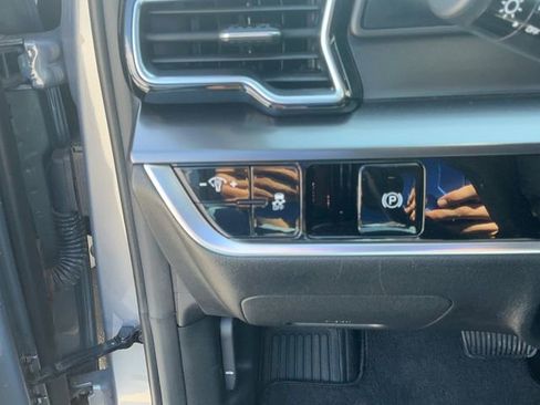 Certified 2024 Kia Sportage EX image 17