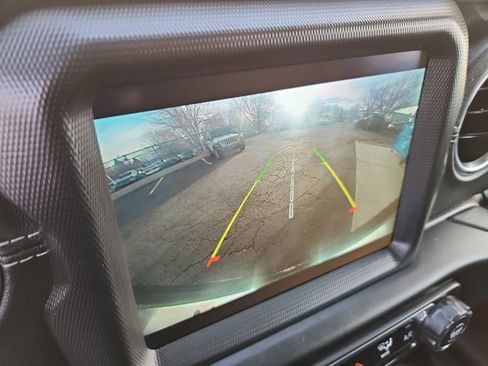 Used 2022 Jeep Wrangler Unlimited Sahara w/ Cold Weather Group image 17