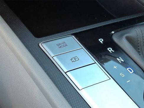 Used 2024 Hyundai Elantra SEL image 25