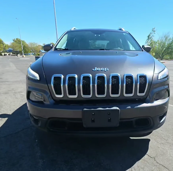 Used 2017 Jeep Cherokee Latitude w/ Cold Weather Group AWD/4WD image 1