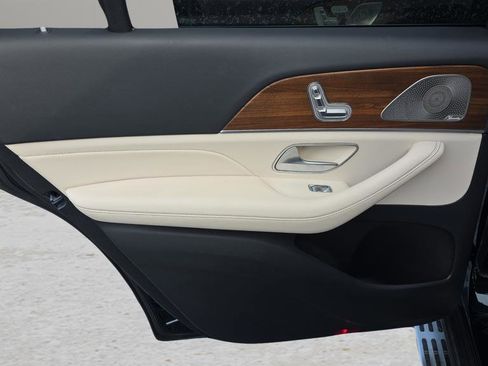 Used 2024 Mercedes-Benz GLS 450 4MATIC image 13