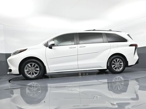 Certified 2022 Toyota Sienna LE image 35