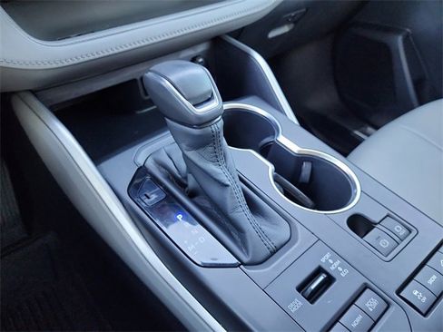 Used 2020 Toyota Highlander XLE image 25