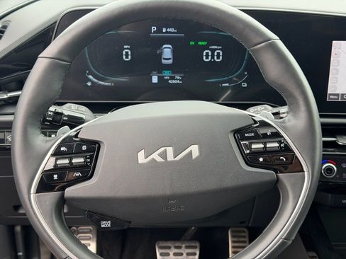 Used 2023 Kia Niro SX Touring FWD image 10