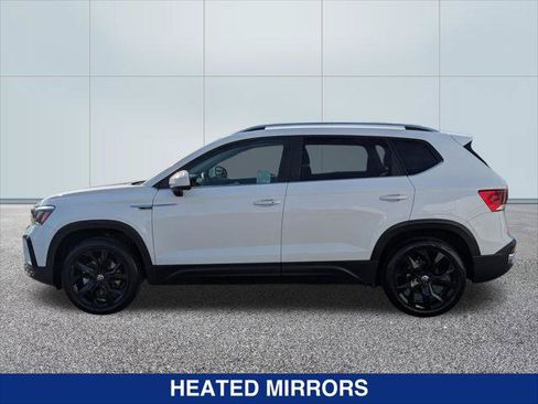 Used 2022 Volkswagen Taos SE FWD image 2