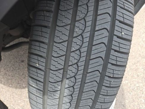 Used 2013 Volkswagen Touareg TDI image 2