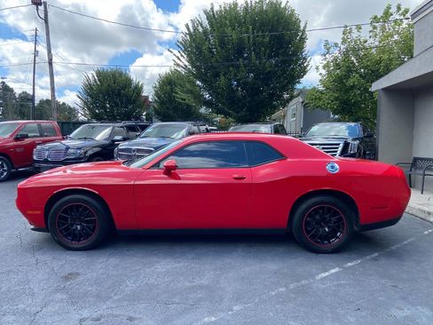 Used 2016 Dodge Challenger SXT image 9