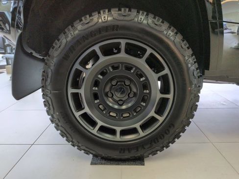 New 2026 Land Rover Defender 110 OCTA image 10