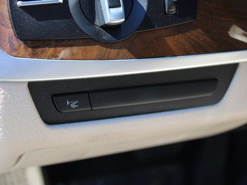 Used 2011 BMW 550i Sedan image 26