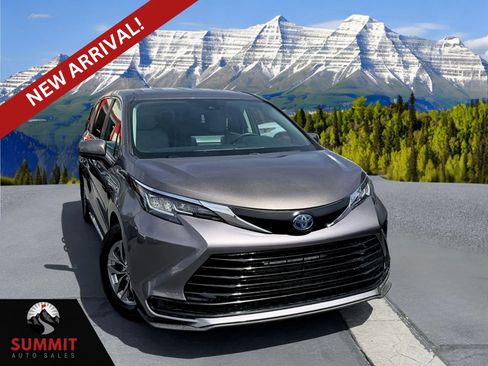 Used 2021 Toyota Sienna LE image 1