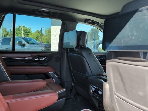 Used 2023 GMC Yukon Denali Ultimate w/ LPO, Floor Liner Package AWD/4WD image 6