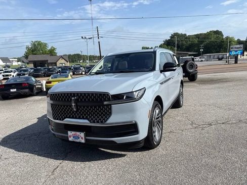 Used 2025 Lincoln Navigator Reserve AWD/4WD image 6