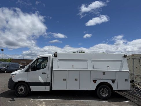 Used 2019 Freightliner Sprinter 3500 w/ Premium Package RWD image 2