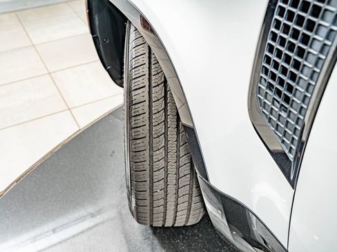 Used 2024 Land Rover Defender 110 X-Dynamic SE AWD/4WD image 41