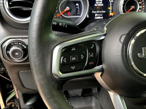 Used 2018 Jeep Wrangler Unlimited Sahara w/ Dual Top Group AWD/4WD image 11