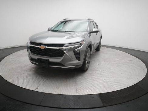 Used 2024 Chevrolet Trax LT w/ Driver Confidence Package FWD image 3