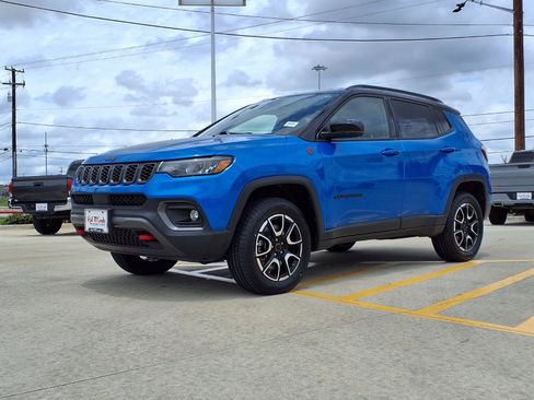 Used 2025 Jeep Compass Trailhawk w/ Trailer Tow Group AWD/4WD image 1
