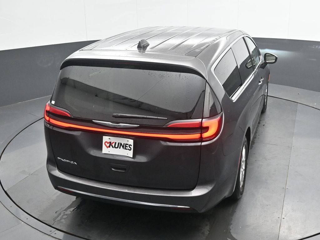 Used 2023 Chrysler Pacifica Touring-L FWD image 11