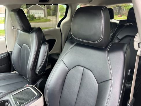 Used 2024 Chrysler Pacifica Touring-L FWD image 13
