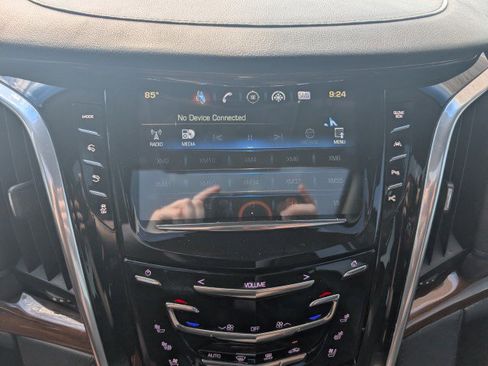 Used 2019 Cadillac Escalade Luxury AWD/4WD image 25