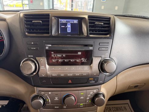 Used 2011 Toyota Highlander SE w/ Tow Pkg FWD image 20
