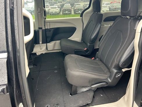 Used 2023 Chrysler Voyager LX FWD image 9