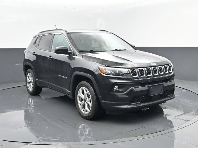 Used 2025 Jeep Compass Latitude AWD/4WD image 3