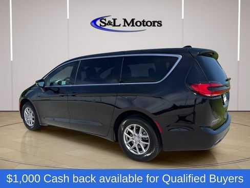 New 2027 Chrysler Pacifica Select FWD image 8