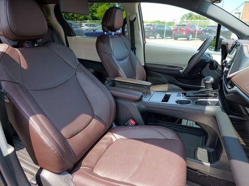 Used 2023 Toyota Sienna Platinum AWD/4WD image 37