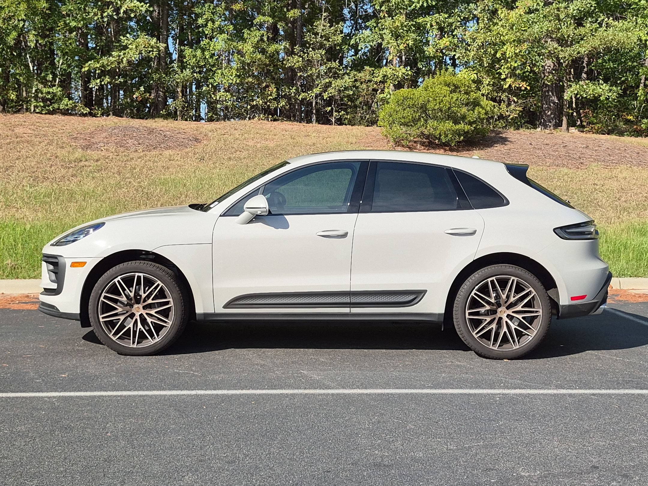 Certified 2026 Porsche Macan AWD/4WD image 2