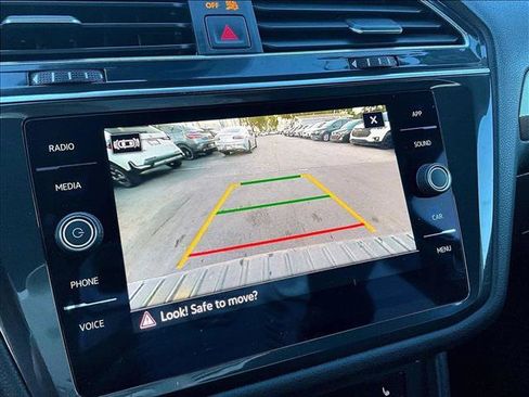 Used 2022 Volkswagen Tiguan SE w/ Panoramic Sunroof Package FWD image 23
