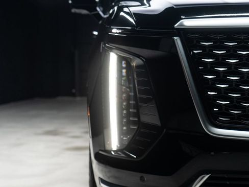 Used 2025 Cadillac Escalade ESV Premium Luxury RWD image 5