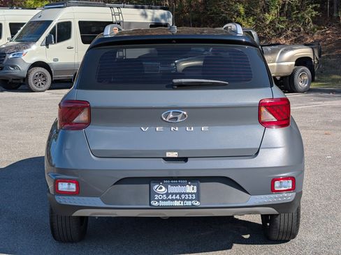 Used 2024 Hyundai Venue Limited image 8